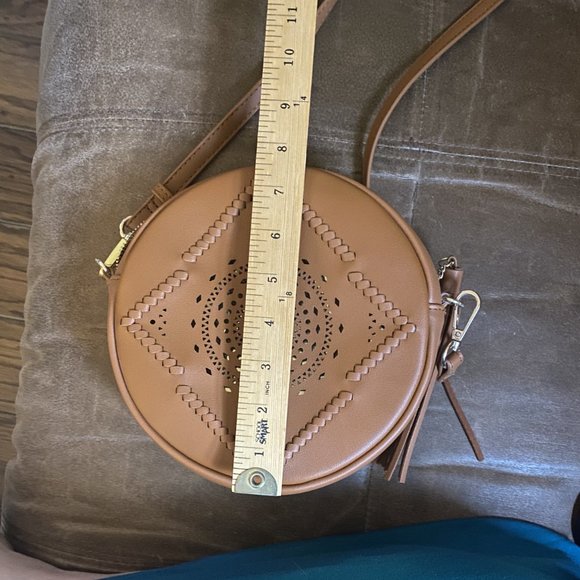 Like New Round Crossbody Bag - Picture 5 of 8
